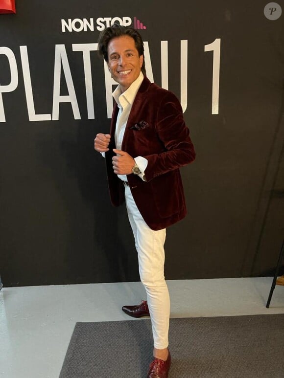 Exclusif - Giuseppe Polimeno (Qui veut épouser mon fils) - Jordan De Luxe pose avec ses invités de l'émission "L'instant de Luxe" pour la chaine Non Stop People à Paris le 2 mai 2021. © Philippe Baldini / Bestimage