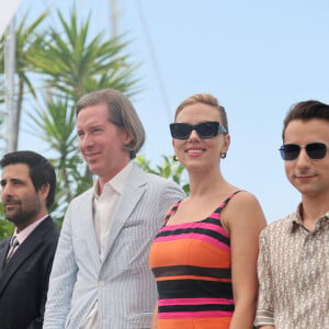 Venue pour présenter le dernier film de Wes Anderson, Asteroid City, l'actrice américaine était à Cannes ce 23 mai
 
Jason Schwartzman, Wes Anderson, Scarlett Johansson, Jake Ryan - Photocall de "Asteroid City" lors du 76ème Festival International du Film de Cannes le 24 mai 2023. © Jacovides-Moreau/Bestimage