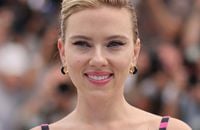 Scarlett Johansson resplendissante à Cannes : l'actrice dévoile son énorme tatouage floral... dans le dos