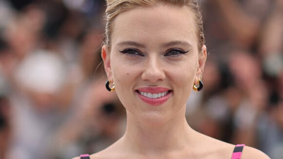 Scarlett Johansson resplendissante à Cannes : l'actrice dévoile son énorme tatouage floral... dans le dos