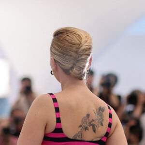 L'occasion de voir son incroyable tatouage floral
 
Scarlett Johansson - Photocall de "Asteroid City" lors du 76ème Festival International du Film de Cannes le 24 mai 2023. © Jacovides-Moreau/Bestimage