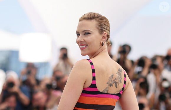 Lors du photocall, Scarlett Johansson portait une robe qui laissait apparaître son dos nu
 
Scarlett Johansson - Photocall de "Asteroid City" lors du 76ème Festival International du Film de Cannes le 24 mai 2023. © Jacovides-Moreau/Bestimage