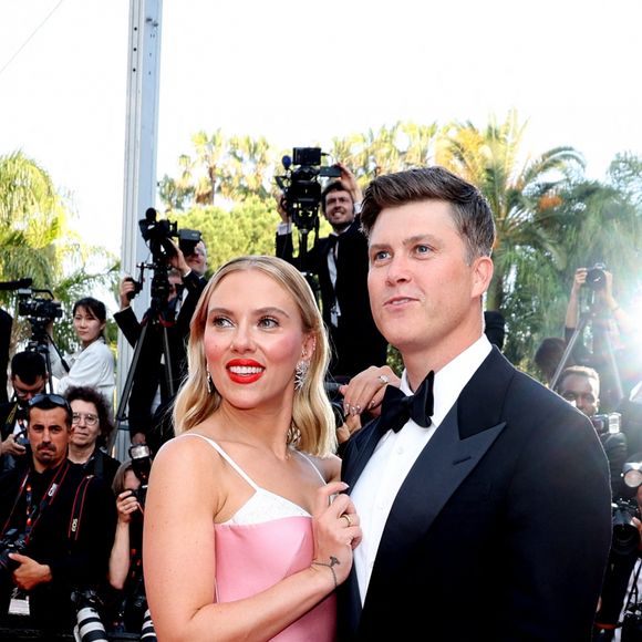 Scarlett Johansson et son mari Colin Jost - Montée des marches du film " Asteroid City " lors du 76ème Festival International du Film de Cannes, au Palais des Festivals à Cannes. Le 23 mai 2023 © Jacovides-Moreau / Bestimage 