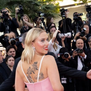 Scarlett Johansson et son mari Colin Jost - Montée des marches du film " Asteroid City " lors du 76ème Festival International du Film de Cannes, au Palais des Festivals à Cannes. Le 23 mai 2023 © Jacovides-Moreau / Bestimage 