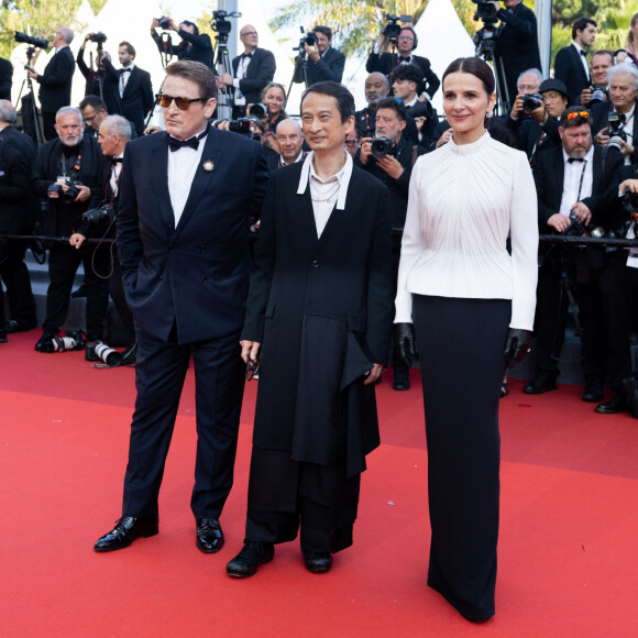 Tous les deux présentaient leur nouveau film, La passion de Dodin Bouffant.
Benoit Magimel, Tran Anh Hung, Juliette Binoche - Montée des marches du film " La passion de Dodin Bouffant " lors du 76ème Festival International du Film de Cannes, au Palais des Festivals à Cannes. Le 24 mai 2023 © Olivier Borde / Bestimage 