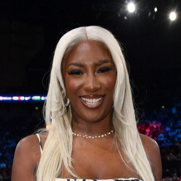 En effet, elle s'est trompée de ville lorsqu'elle a salué son public 
Aya Nakamura - People au match de Basketball Paris NBA 2023 entre les Pistons de Detroit et les Bulls de Chicago à l'Accor Arena Bercy le 19 janvier 2023. © Veeren/Bestimage 