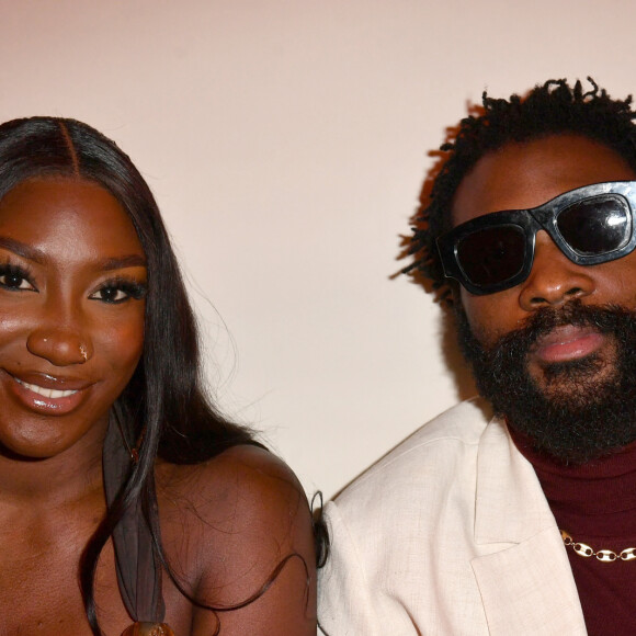 Une grosse bourde qui lui va valu quelques sifflets... 
Aya Nakamura et Damso - Photocall en front row du défilé "Le Raphia" de la maison Jacquemus au Bourget le 12 décembre 2022. © Veeren / Clovis / Bestimage 