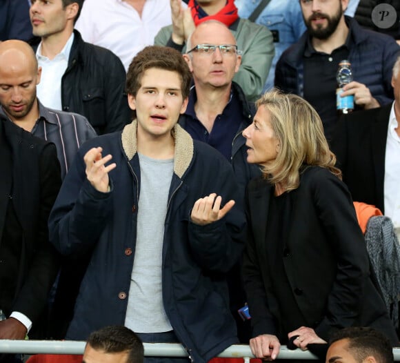 Pourtat, il est très proche de sa mère Claire Chazal. 
Exclusif - Claire Chazal avec son fils François Poivre d'Arvor et un ami assistent au quart finale de la Ligue des Champions de football au Parc des Princes entre le PSG et le FC Barcelone à Paris le 15 avril 2015.