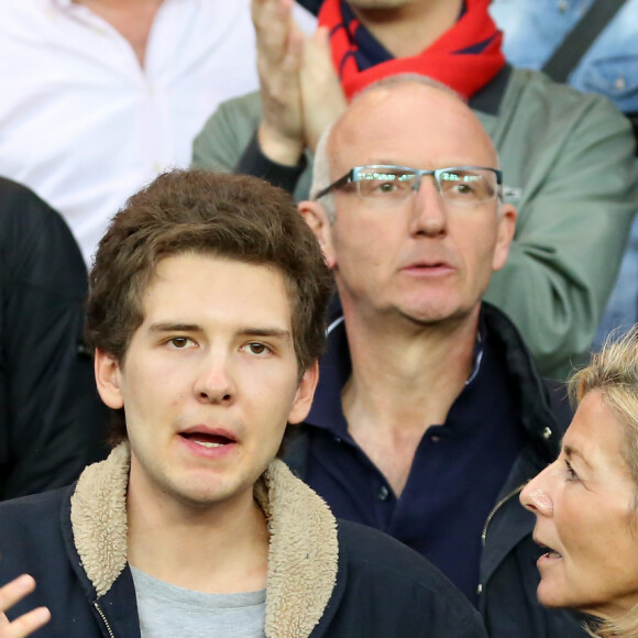 Pourtat, il est très proche de sa mère Claire Chazal. 
Exclusif - Claire Chazal avec son fils François Poivre d'Arvor et un ami assistent au quart finale de la Ligue des Champions de football au Parc des Princes entre le PSG et le FC Barcelone à Paris le 15 avril 2015.