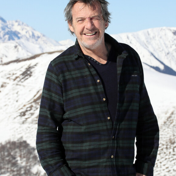 Jean-Luc Reichmann découvre la station de Luchon et rencontre de jeunes skieurs. Il présente sa série " Leo Mattéi, brigade des mineurs" lors de la 25ème Edition du Festival TV de Luchon, France. Le 4 Fevrier 2023. © Patrick Bernard / Bestimage