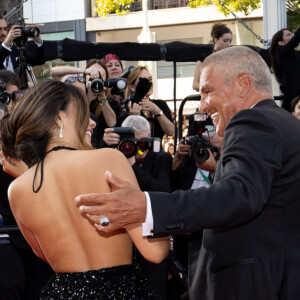 Sofia Athéna a eu des problèmes avec sa coiffure
Samy Naceri et sa compagne Sofia Athéna - Montée des marches du film " Elémentaire " pour la cérémonie de clôture du 76ème Festival International du Film de Cannes, au Palais des Festivals à Cannes. Le 27 mai 2023 © Jacovides-Moreau / Bestimage 