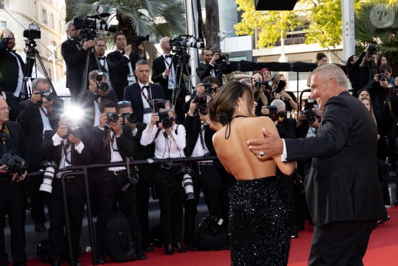 Sofia Athéna a eu des problèmes avec sa coiffure
Samy Naceri et sa compagne Sofia Athéna - Montée des marches du film " Elémentaire " pour la cérémonie de clôture du 76ème Festival International du Film de Cannes, au Palais des Festivals à Cannes. Le 27 mai 2023 © Jacovides-Moreau / Bestimage 