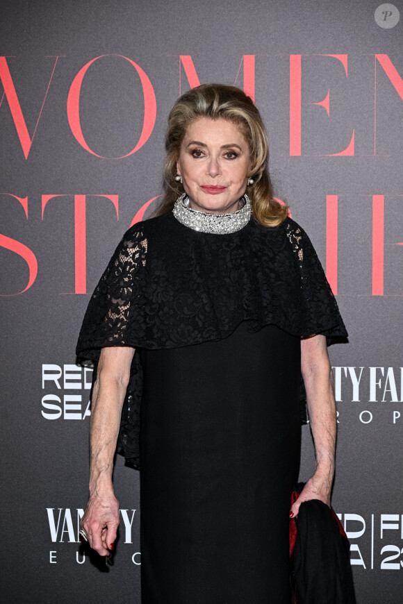 Catherine Deneuve au photocall de la soirée de gala "Women Stories by Vanity Fair" à l'Eden Roc lors du 76ème Festival International du Film de Cannes, le 18 mai 2023. 