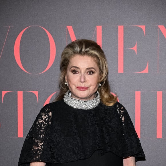 Catherine Deneuve au photocall de la soirée de gala "Women Stories by Vanity Fair" à l'Eden Roc lors du 76ème Festival International du Film de Cannes, le 18 mai 2023. 