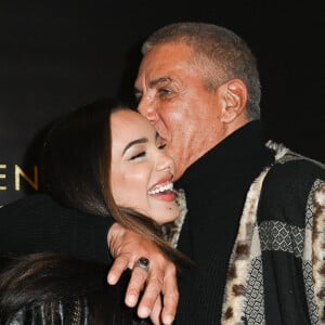 La compagne de Samy Naceri fut contrainte de défaire son chignon devant les photographes
Exclusif - Samy Naceri et sa compagne Sofia - Photocall pour la conférence spectacle "An evening with Al Pacino" à la salle Pleyel à Paris le 25 avril 2023. © Coadic Guirec / Bestimage