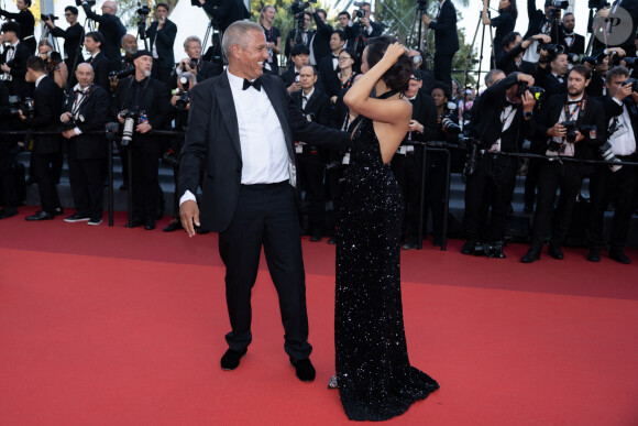 Samy Naceri et sa compagne Sofia Athena - Montée des marches du film " Elémentaire " pour la cérémonie de clôture du 76ème Festival International du Film de Cannes, au Palais des Festivals à Cannes. Le 27 mai 2023 © Olivier Borde / Bestimage 