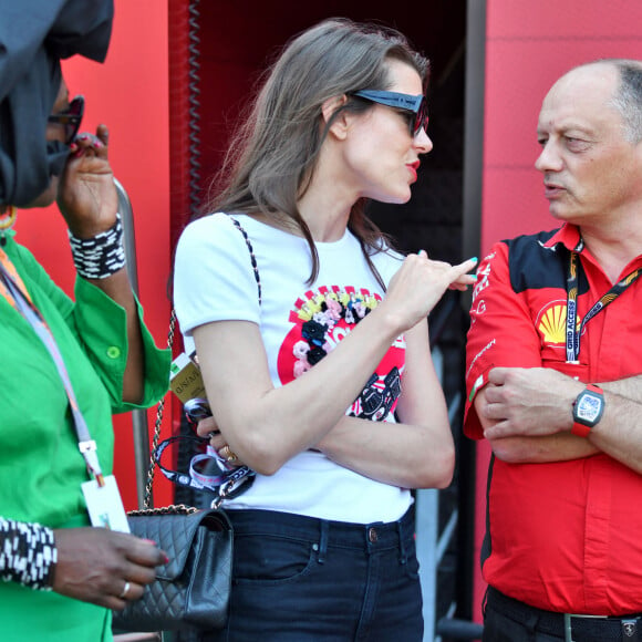 Khadja Nin et Charlotte Casiraghi - La famille princière de Monaco assiste aux séances d'essais qualificatives du 80ème Grand Prix de Monaco de Formule 1 à Monaco le 27 mai 2023. © Bruno Bebert/Bestimage 