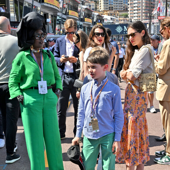 Raphael Elmaleh était très chic dans son pantalon vert et sa chemise Ralph Lauren.
Khadja Nin, Charlotte Casiraghi, son fils Raphael Elmaleh et Tatiana Santo Domingo Casiraghi - La famille princière de Monaco assiste aux séances d'essais qualificatives du 80ème Grand Prix de Monaco de Formule 1 à Monaco le 27 mai 2023. © Bruno Bebert/Bestimage 