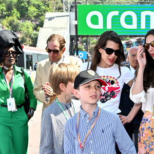 Le garçon de 9 ans s'est rendu aux séances de qualifications du Grand Prix de Monaco.
Khadja Nin, Andrea Casiraghi, son fils Sacha Casiraghi, Charlotte Casiraghi, son fils Raphael Elmaleh et Tatiana Santo Domingo Casiraghi - La famille princière de Monaco assiste aux séances d'essais qualificatives du 80ème Grand Prix de Monaco de Formule 1 à Monaco le 27 mai 2023. © Bruno Bebert/Bestimage 