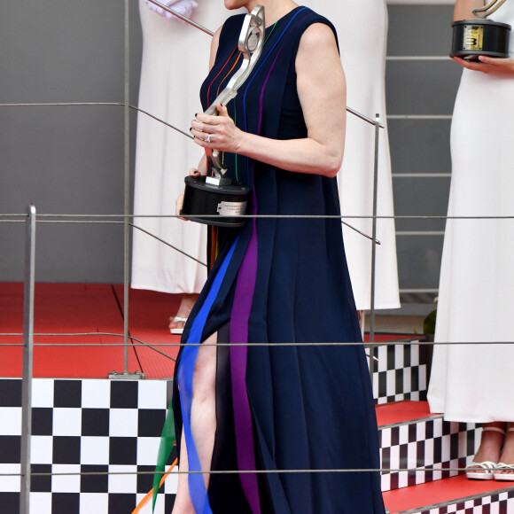 La longue robe de la princesse était fendue.
La princesse Charlène de Monaco - Remise de prix du 80ème Grand Prix de Monaco de Formule 1 à Monaco le 28 Mai 2023. 