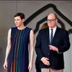 Charlene de Monaco en longue robe fendue et multicolore au GP de Monaco, elle charme avec un maquillage léger