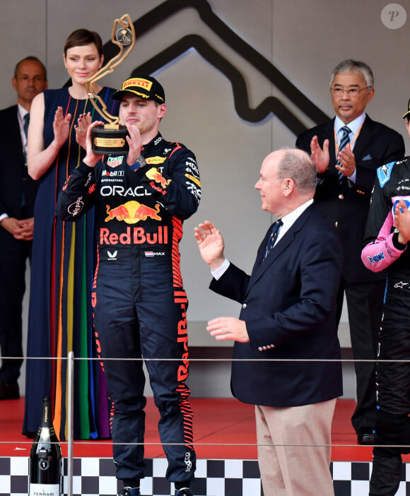 Le Grand Prix a été remporté cette année par Max Verstappen.
La princesse Charlène de Monaco, le prince Albert II de Monaco, le roi de Malaisie, Abdullah Shah, Max Verstappen - Remise de prix du 80ème Grand Prix de Monaco de Formule 1 à Monaco le 28 Mai 2023. 