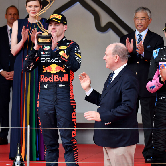 Le Grand Prix a été remporté cette année par Max Verstappen.
La princesse Charlène de Monaco, le prince Albert II de Monaco, le roi de Malaisie, Abdullah Shah, Max Verstappen - Remise de prix du 80ème Grand Prix de Monaco de Formule 1 à Monaco le 28 Mai 2023. 