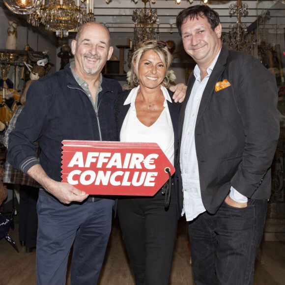 Il a même repris les chemins des plateaux de tournage et fait à nouveau régulièrement partie de l'équipe d'acheteurs de l'émission.
Exclusif - Bernard Dumeige, Caroline Margeridon, Stéphane Vanhandenhoven (affaire conclue) lors de la soirée annuelle de la Fête des Puces de Saint-Ouen, France, le 19 septembre 2019. © Jack Tribeca/Bestimage