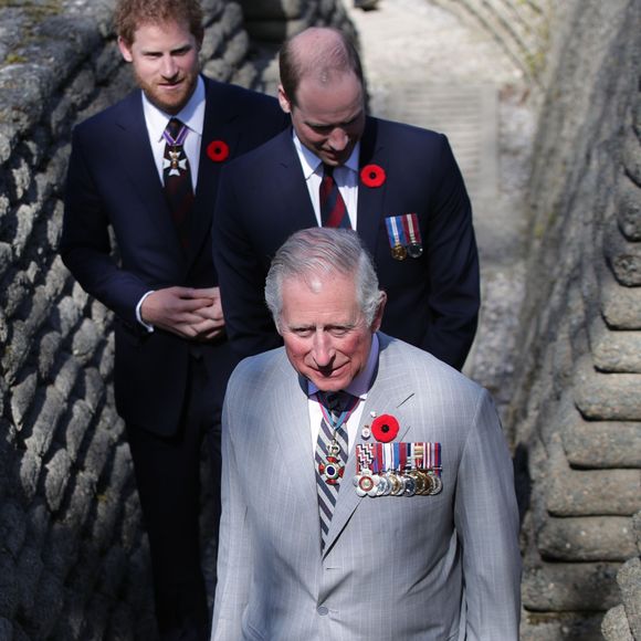 Le prince Charles, prince de Galles, le prince William, duc de Cambridge et le prince Harry visitent les tranchées de Vimy lors des commémorations des 100 ans de la bataille de Vimy, (100 ans jour pour jour, le 9 avril 1917) dans laquelle de nombreux Canadiens ont trouvé la mort lors de la Première Guerre mondiale, au Mémorial national du Canada, à Vimy, France, le 9 avril 2017.