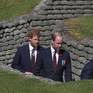 Le prince Harry et le prince William ont retrouvés un ancien proche de leur mère Diana.
Le prince William, duc de Cambridge et le prince Harry visitent les tranchées de Vimy lors des commémorations des 100 ans de la bataille de Vimy, (100 ans jour pour jour, le 9 avril 1917) dans laquelle de nombreux Canadiens ont trouvé la mort lors de la Première Guerre mondiale, au Mémorial national du Canada, à Vimy, France