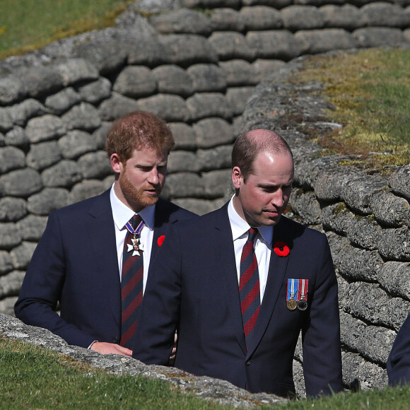 Le prince Harry et le prince William ont retrouvés un ancien proche de leur mère Diana.
Le prince William, duc de Cambridge et le prince Harry visitent les tranchées de Vimy lors des commémorations des 100 ans de la bataille de Vimy, (100 ans jour pour jour, le 9 avril 1917) dans laquelle de nombreux Canadiens ont trouvé la mort lors de la Première Guerre mondiale, au Mémorial national du Canada, à Vimy, France