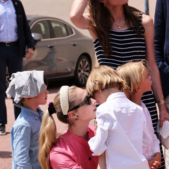 Mais elle était surtout accompagnée de son fils Raphaël. 
Charlotte Casiraghi, Beatrice Boromeo, Raphael Elmaleh, Sacha Casiraghi, Ben Sylvester Strautmann - "Le rocher en fête" la principauté de Monaco fête le centenaire du prince Rainier III à Monaco, le 31 mai 2023. © Jean-Charles Vinaj/Pool Monaco/Bestimage 