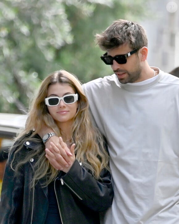 Gerard Pique et sa compagne Clara Chia se promènent en amoureux à Miami, le 4 mai 2023.