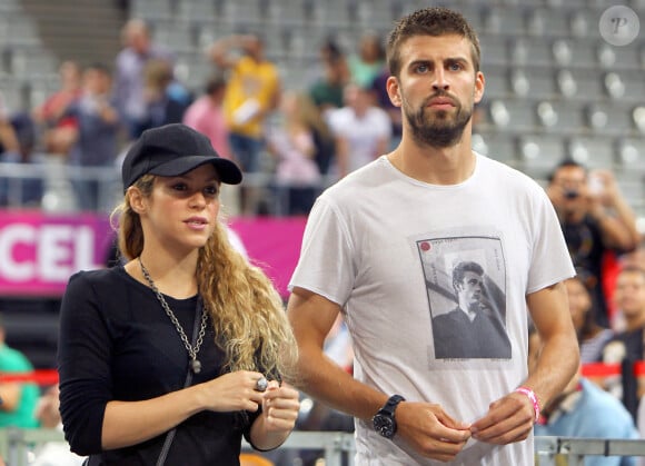 "Un sourire de toi est ma faiblesse", ajoute-t-elle joliment
 
Shakira enceinte et son compagnon Gerard Pique assistent au quart de finale de la coupe du monde de basket entre la Slovénie et les États-Unis à Barcelone en Espagne le 9 septembre 2014.