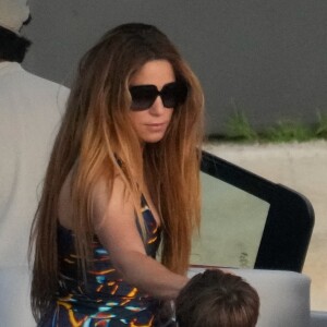 De son côté, Shakira était nostalgique et elle a partagé une publication sur laquelle on peut voir ses parents
 
Shakira embarque à bord d'un bateau pour une virée en mer avec ses enfants, Sasha et Milan et des amis à Miami, le 20 mai 2023.