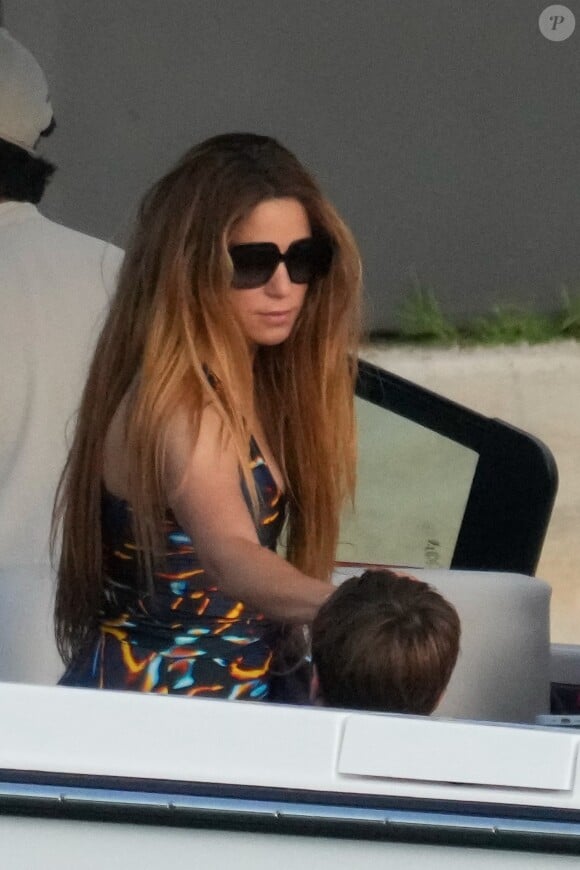 De son côté, Shakira était nostalgique et elle a partagé une publication sur laquelle on peut voir ses parents
 
Shakira embarque à bord d'un bateau pour une virée en mer avec ses enfants, Sasha et Milan et des amis à Miami, le 20 mai 2023.
