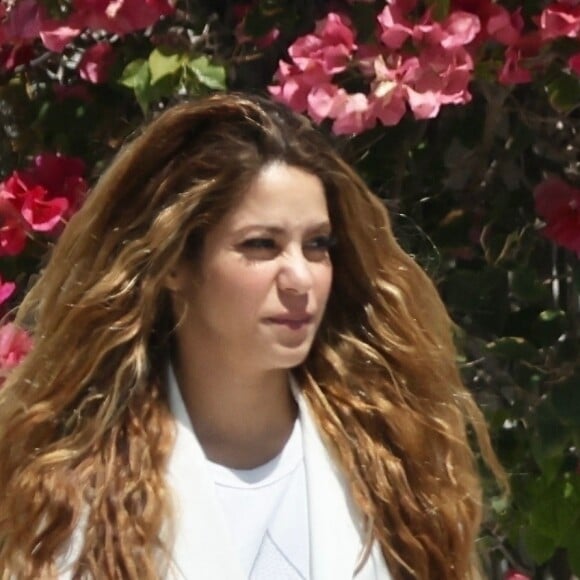 Exclusif - Shakira arrive dans son manoir à Miami, Floride, États-Unis, le 18 mai 2023. La chanteuse porte un blazer blanc et des sandales à plateforme juste un jour après avoir été aperçue en train de dîner avec sa copine tout aussi célibataire G.Bundchen.