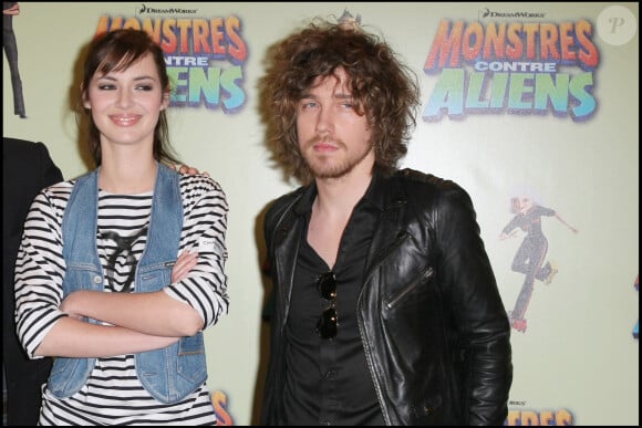Louise Bourgoin et Julien Doré au Photocall du film "Monstres contre Aliens", à Paris.