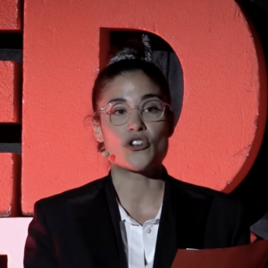 Justine Piluso s'apprête à accoucher très prochainement.
Justine Piluso sur la scène de TEDx Talks, le 16 décembre 2022.
© YouTube
