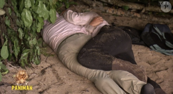 Pour palier ce problème, elle a dormi collé-serré avec Benjamin, un autre candidat.
Benjamin et Tania (Koh-Lanta) découverts enlacés après avoir passé une nuit ensemble - TF1