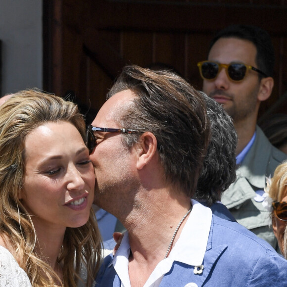 Depuis 2013, elle partage la vie de l'homme d'affaires Raphaël Lancrey-Javal
Bernard Montiel - Mariage de Laura Smet et Raphaël Lancrey-Javal à l'église Notre-Dame des Flots au Cap-Ferret le jour de l'anniversaire de son père Johnny Hallyday le 15 juin 2019. 