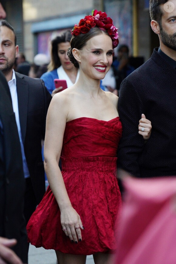 Il a expliqué que Natalie Portman, sa femme, serait bien avec lui à Paris.
Natalie Portman et son mari Benjamin Millepied arrivent à la première du film "Thor: Love and Thunder" à Londres, le 5 juillet 2022. 