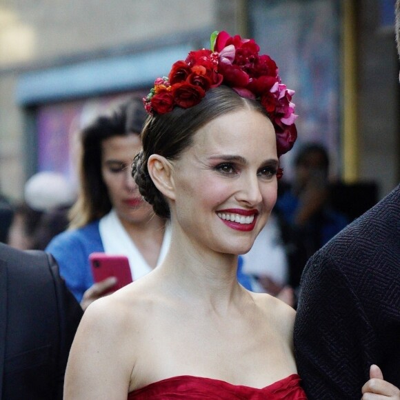 Il a expliqué que Natalie Portman, sa femme, serait bien avec lui à Paris.
Natalie Portman et son mari Benjamin Millepied arrivent à la première du film "Thor: Love and Thunder" à Londres, le 5 juillet 2022. 