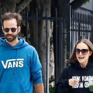 Exclusif - Natalie Portman et son mari enjamin Millepied se promènent à Los Feliz le 18 mai 2022. 