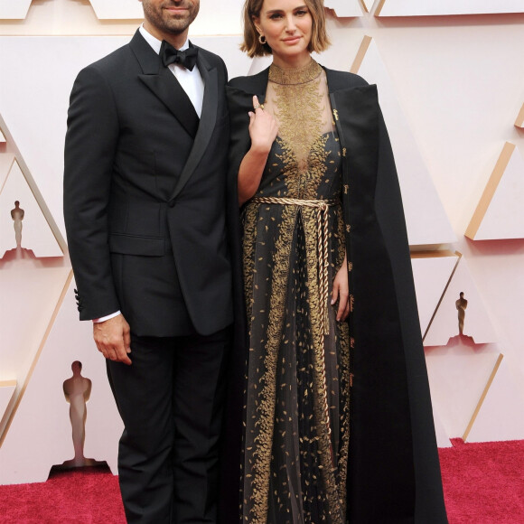 Natalie Portman (cape et robe Dior Haute Couture) et son mari Benjamin Millepied lors du photocall des arrivées de la 92ème cérémonie des Oscars 2020 au Hollywood and Highland à Los Angeles, Californie, Etats-Unis, le 9 février 2020. 