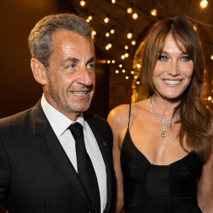 C'est Nicolas Sarkozy, accompagné de Carla Bruni, qui lui la remettra.
Carla Bruni et son mari Nicolas Sarkozy - Personnalités à la soirée "Women In Motion" par Kering au Château de la Castre lors du 75ème Festival International du Film de Cannes. Le 22 mai 2022 © Olivier Borde / Bestimage 