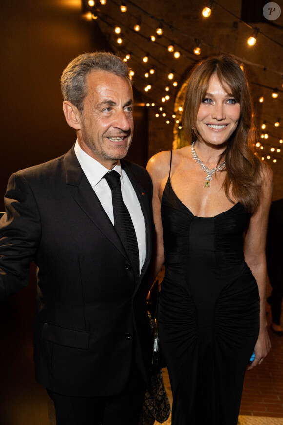 C'est Nicolas Sarkozy, accompagné de Carla Bruni, qui lui la remettra.
Carla Bruni et son mari Nicolas Sarkozy - Personnalités à la soirée "Women In Motion" par Kering au Château de la Castre lors du 75ème Festival International du Film de Cannes. Le 22 mai 2022 © Olivier Borde / Bestimage 