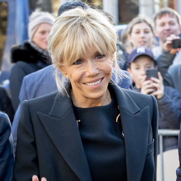 Le couple sera entouré de Brigtte Macron.
Brigitte Macron - Le président Emmanuel Macron et Brigitte Macron visitent l'exposition dédiée aux oeuvres de Johannes Vermeer à Amsterdam au musée Rijksmuseum le 12 avril 2023. 