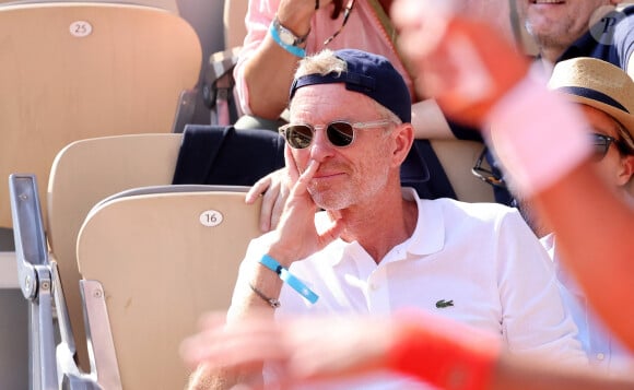 Denis Brogniart - Célébrités dans les tribunes des Internationaux de France de tennis de Roland Garros 2023 le 6 juin 2023. © Jacovides-Moreau/Bestimage