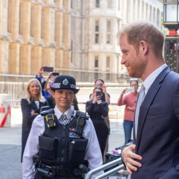 Le prince Harry, duc de Sussex, quitte la Haute Cour de Londres au deuxième jour de son témoignage contre un tabloïd accusé de piratage de messageries téléphoniques. C'est la première apparition d'un membre de la famille royale à la barre en plus d'un siècle. Londres, le 7 juin 2023. © Tayfun Salci / Zuma Press / Bestimage 